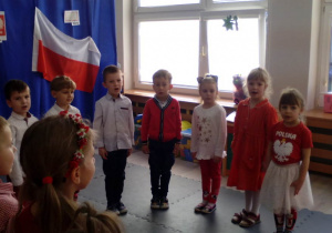 Dzieci podczas odśpiewania hymnu.